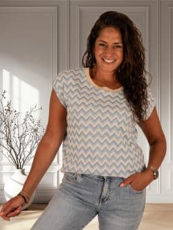 Lichtblauw/ecru zigzag shirt van Iz Naiz