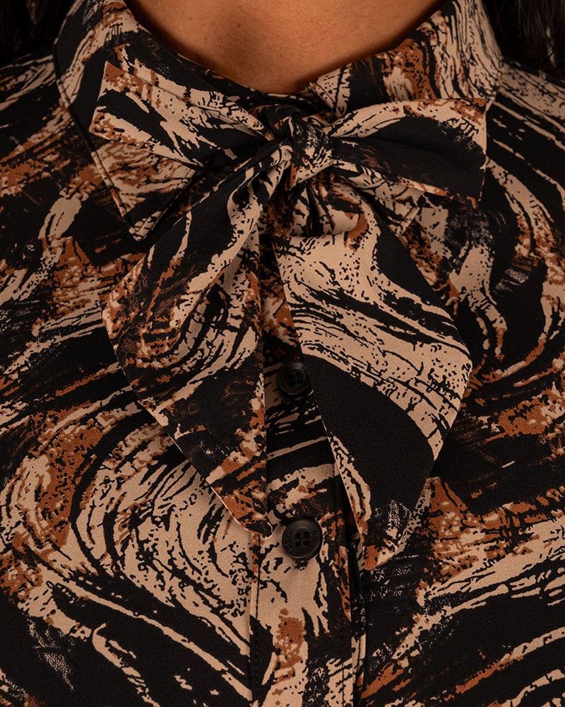 Caramel swirly print travelstof blouse van Mi Piace - Afbeelding 3