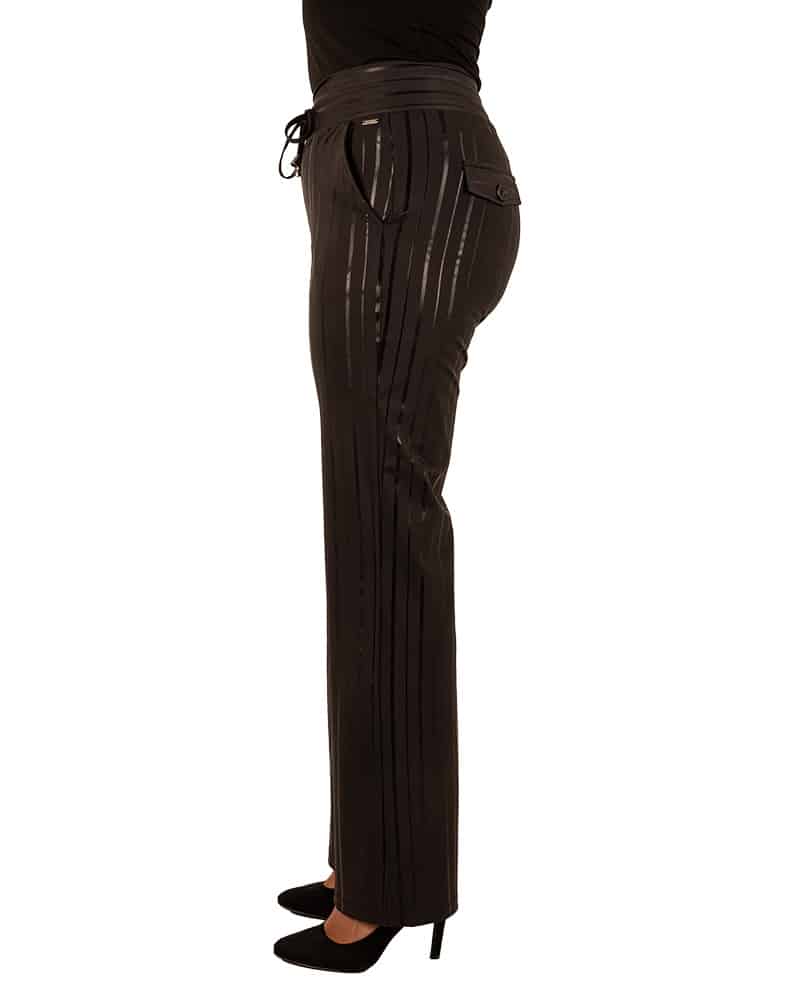 Zwarte travelstof pantalon met met glanzende print van Mi Piace - Afbeelding 4