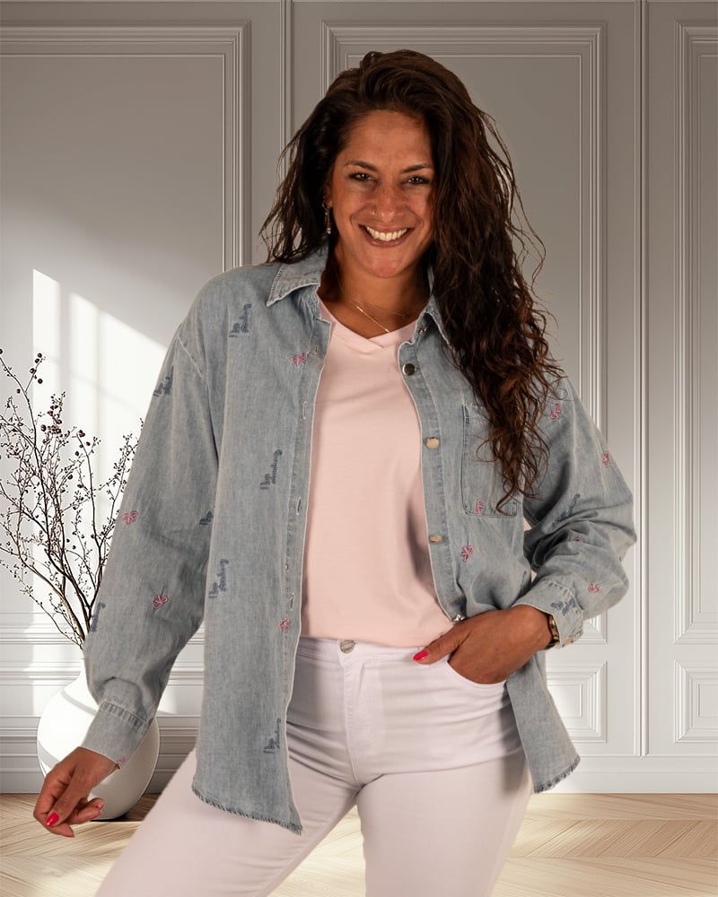 Lichtblauwe blouse met borduur van Gemma Ricceri