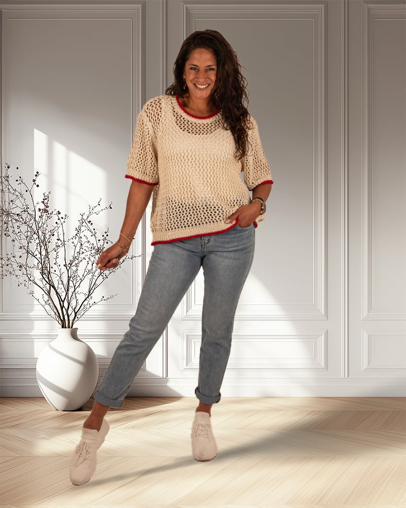 Beige gehaakt shirt met rode bies  van Gemma Ricceri - Afbeelding 2