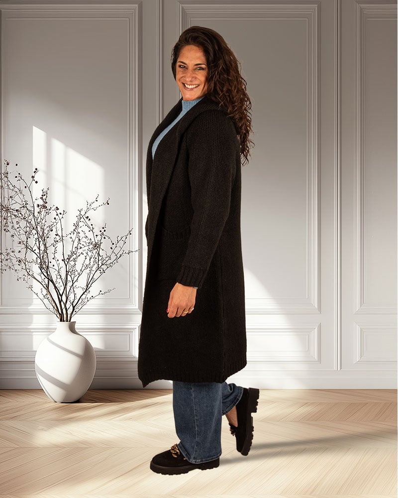 Zwart lang vest met capuchon van Dins Tricot - Afbeelding 2