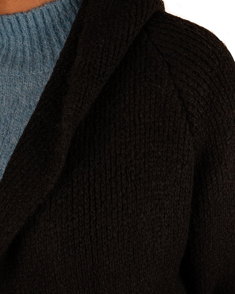 Zwart lang vest met capuchon van Dins Tricot - Afbeelding 4