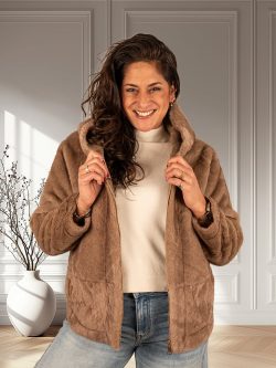 Taupe faux fur jas met capuchon van Yu&Me