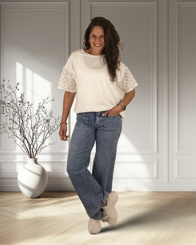Off-white T-shirt met bloemenmouw - Afbeelding 2