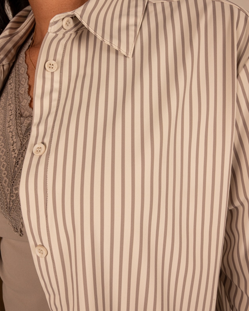 Taupe/kit gestreepte travelstof blouse met pofmouw van Mi Piace - Afbeelding 6