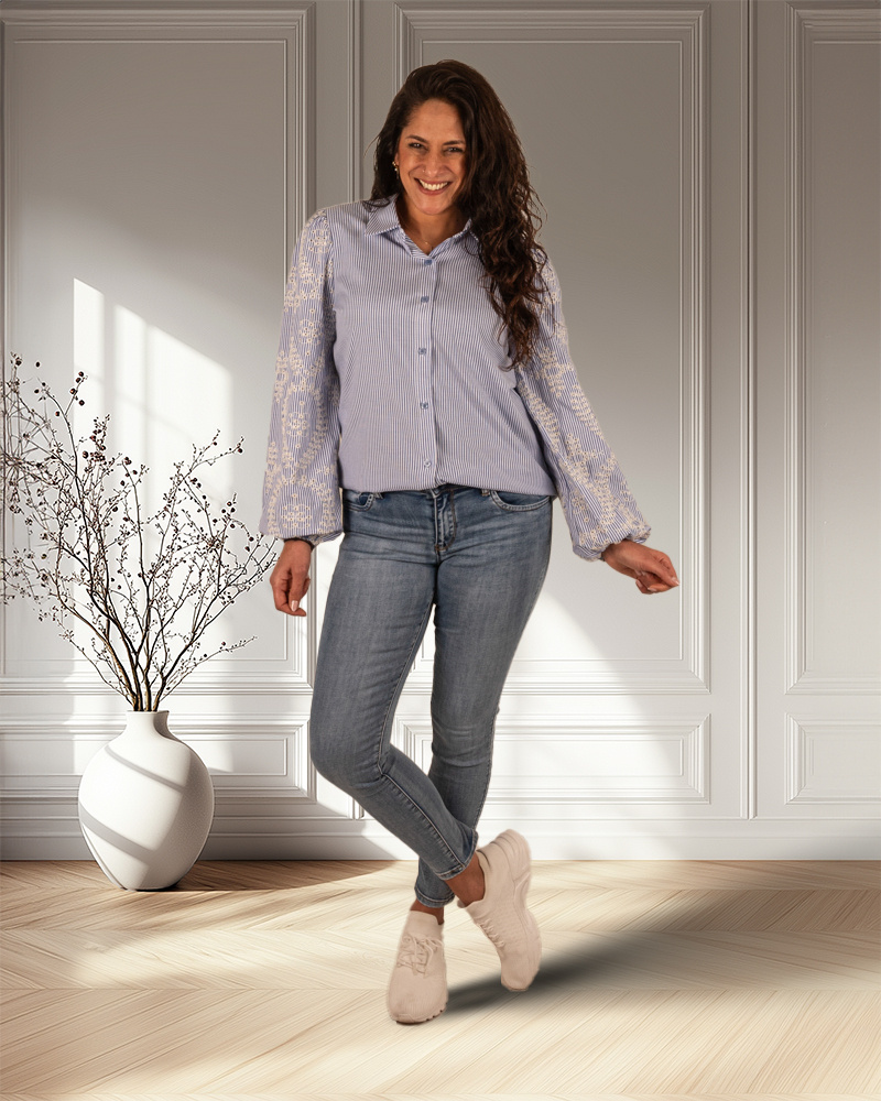 Blauw/wit blouse geborduurde mouwen van Gemma Ricceri - Afbeelding 2