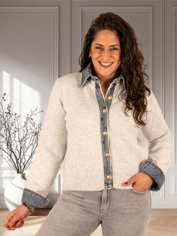 Lichtgrijs vest jeans details van Luzabelle