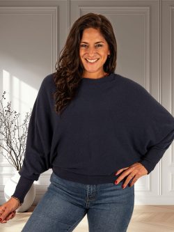 Donkerblauwe trui met vleermuismouw van Triple Nine