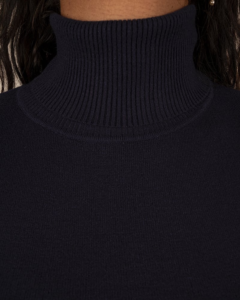 Donkerblauwe fijngebreide trui met col van CC Fashion - Afbeelding 3