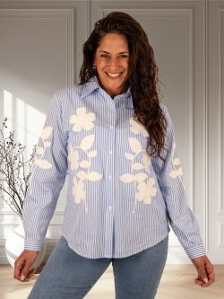 Blauw/wit blouse gehaakte bloemen van Luzabelle