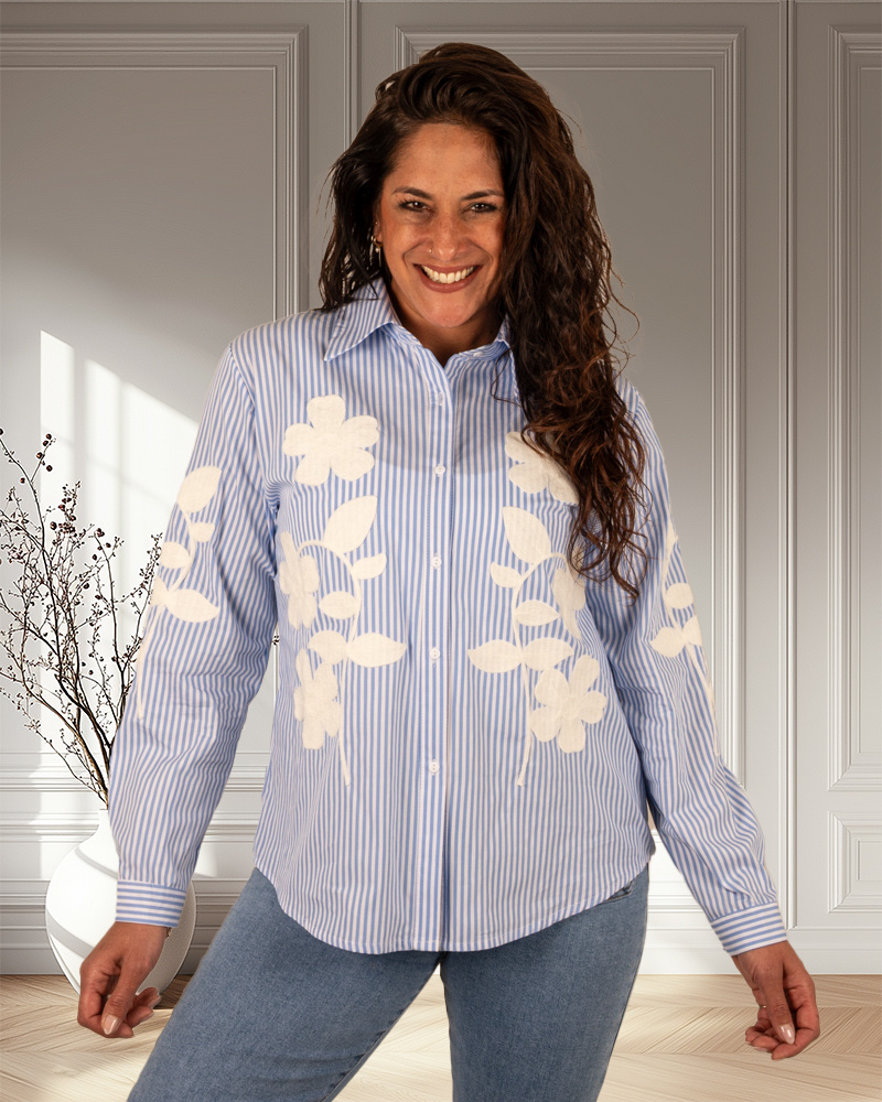 Blauw/wit blouse gehaakte bloemen van Luzabelle