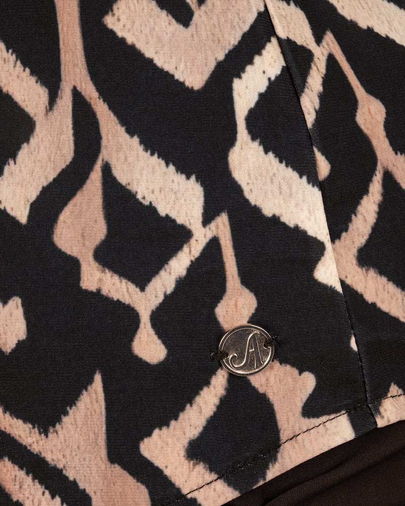 Beige/zwart print travelstof blouse van Angelle Milan - Afbeelding 4