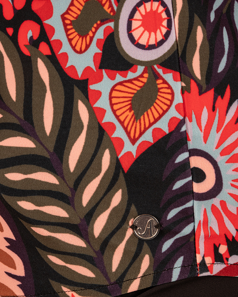 Zwart/rood print travelstof blouse van Angelle Milan - Afbeelding 4