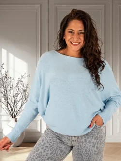 Lichtblauwe trui met vleermuismouw van Gemma Ricceri