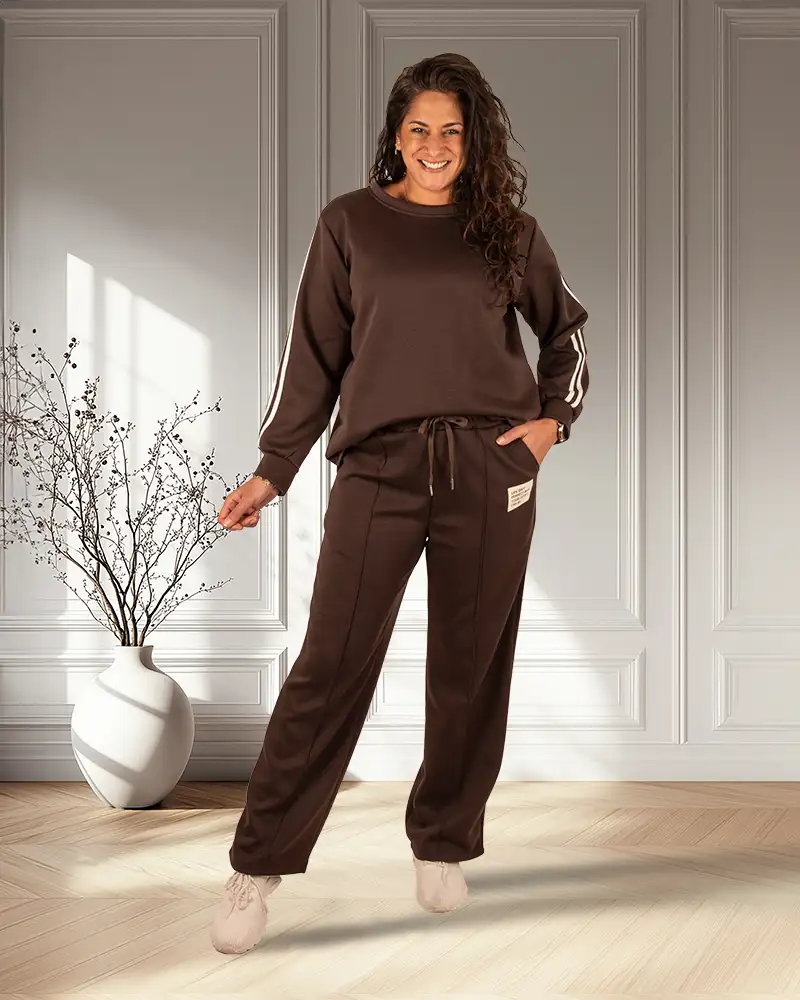 Donkerbruin joggingpak met witte bies van El-Vita - Afbeelding 2