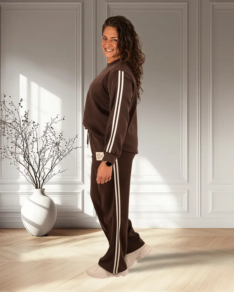 Donkerbruin joggingpak met witte bies van El-Vita - Afbeelding 4