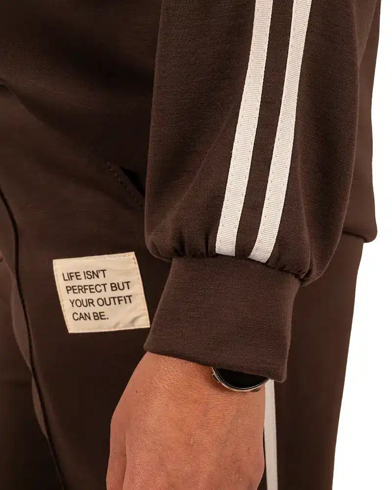 Donkerbruin joggingpak met witte bies van El-Vita - Afbeelding 3