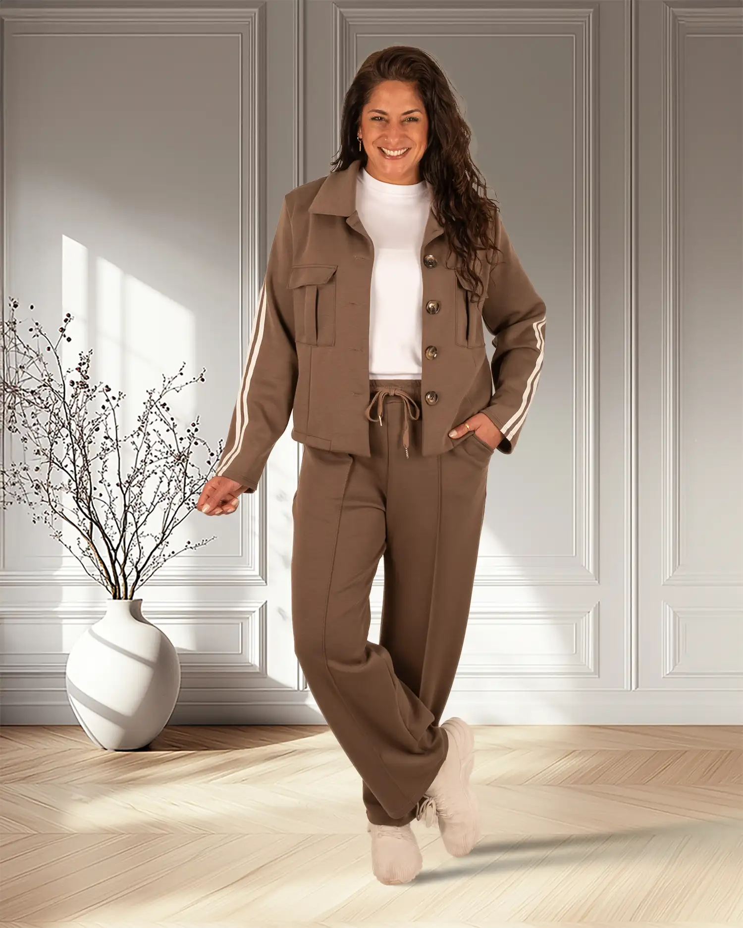 Bruin joggingpak met jasje en witte bies - Afbeelding 2