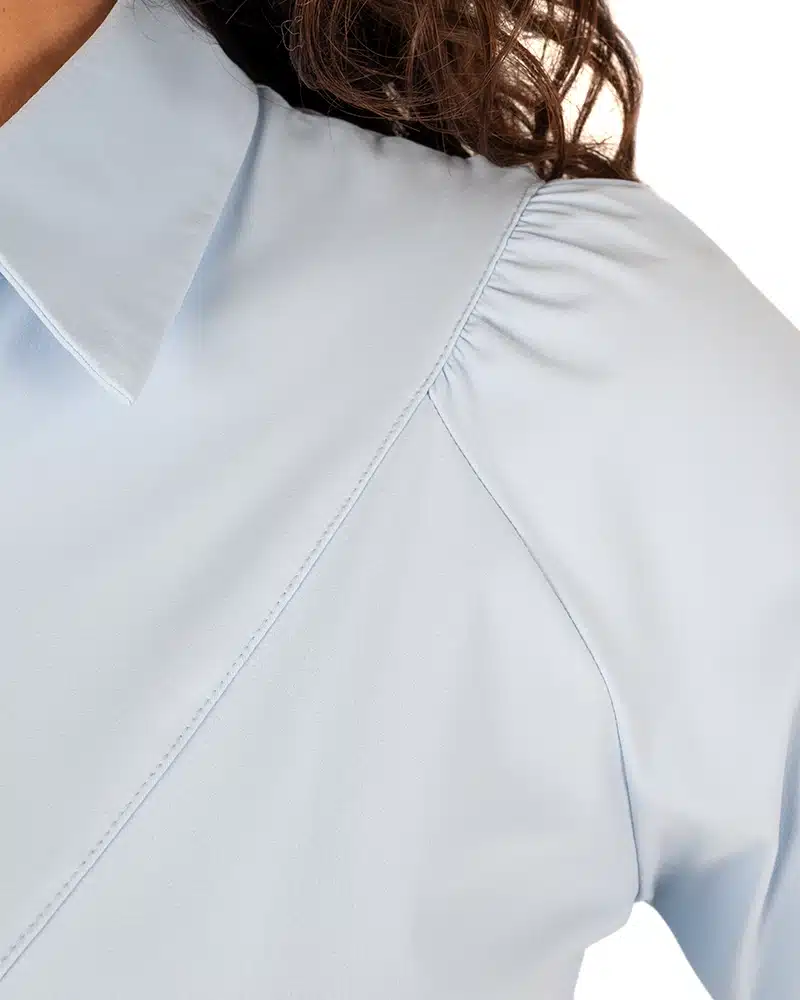 Lichtblauwe travelstof blouse van Triple Nine - Afbeelding 4