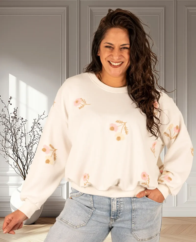 Ecru sweater flowers van Gemma Ricceri