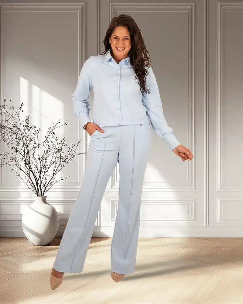 Lichtblauwe travelstof blouse van Triple Nine - Afbeelding 2