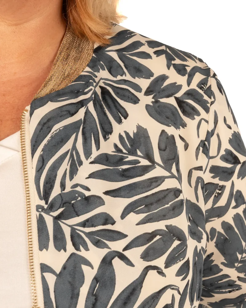 Lichtbeige/donkerblauwe bloemen bomberjack van Emma Ella - Afbeelding 5