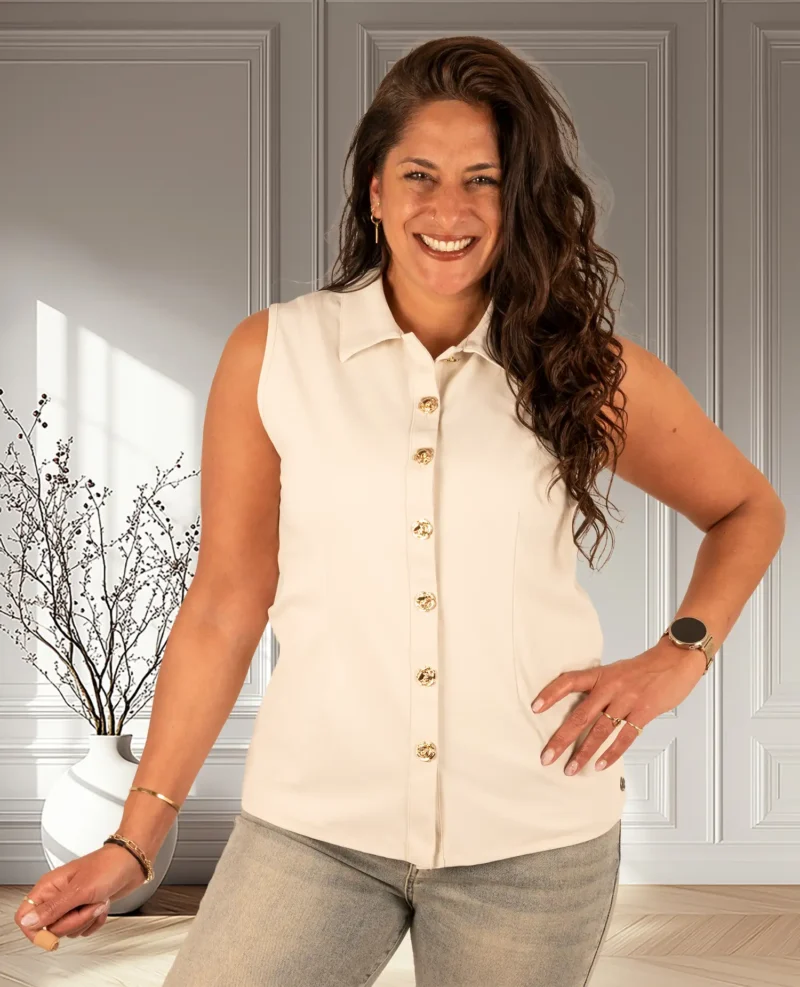 Lichtbeige mouwloze travelstof blouse van Triple Nine
