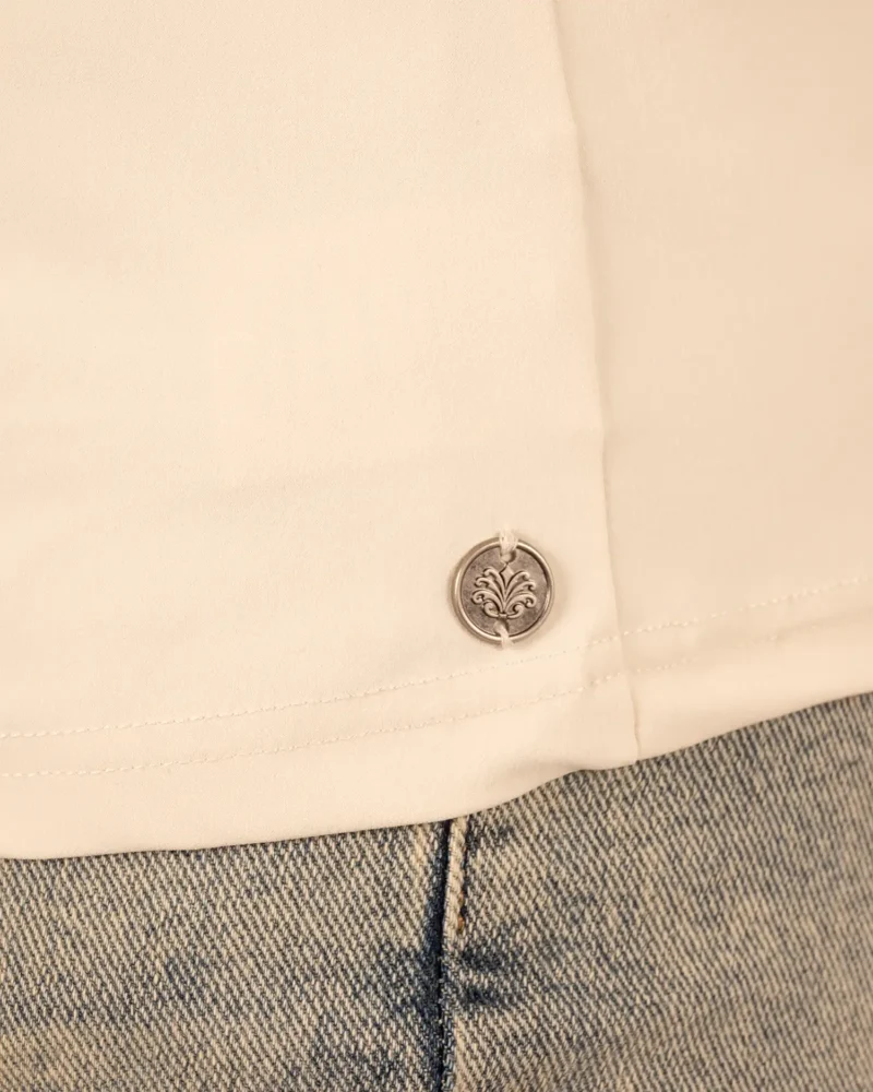 Lichtbeige mouwloze travelstof blouse van Triple Nine - Afbeelding 5