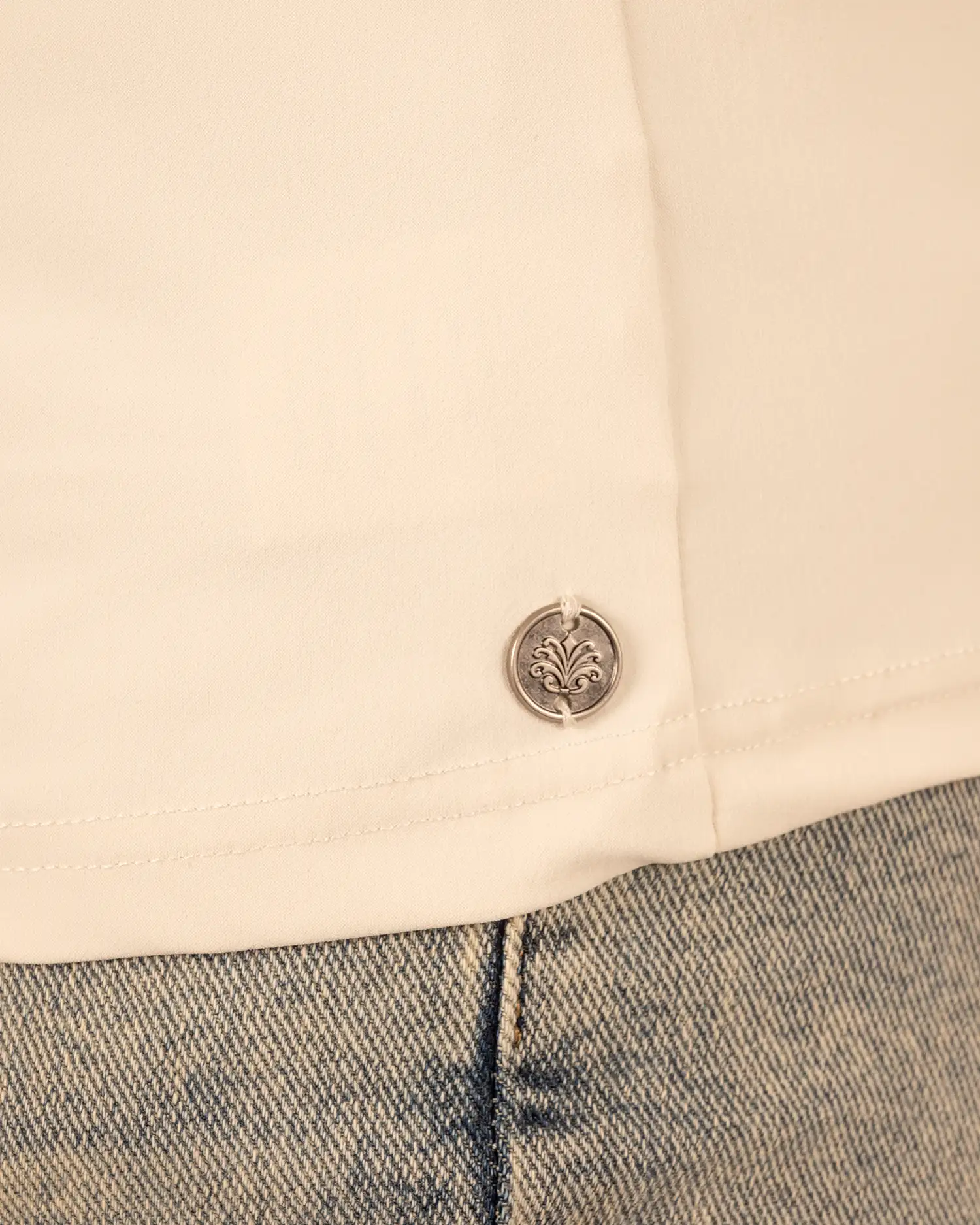 Lichtbeige mouwloze travelstof blouse van Triple Nine - Afbeelding 5