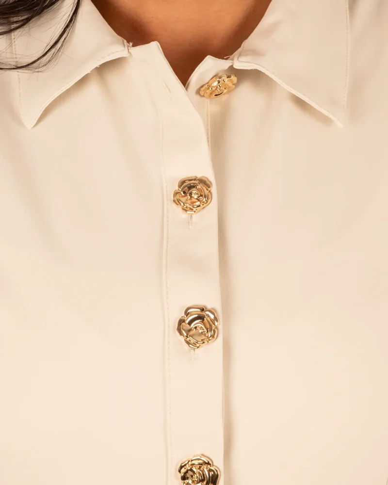 Lichtbeige mouwloze travelstof blouse van Triple Nine - Afbeelding 4