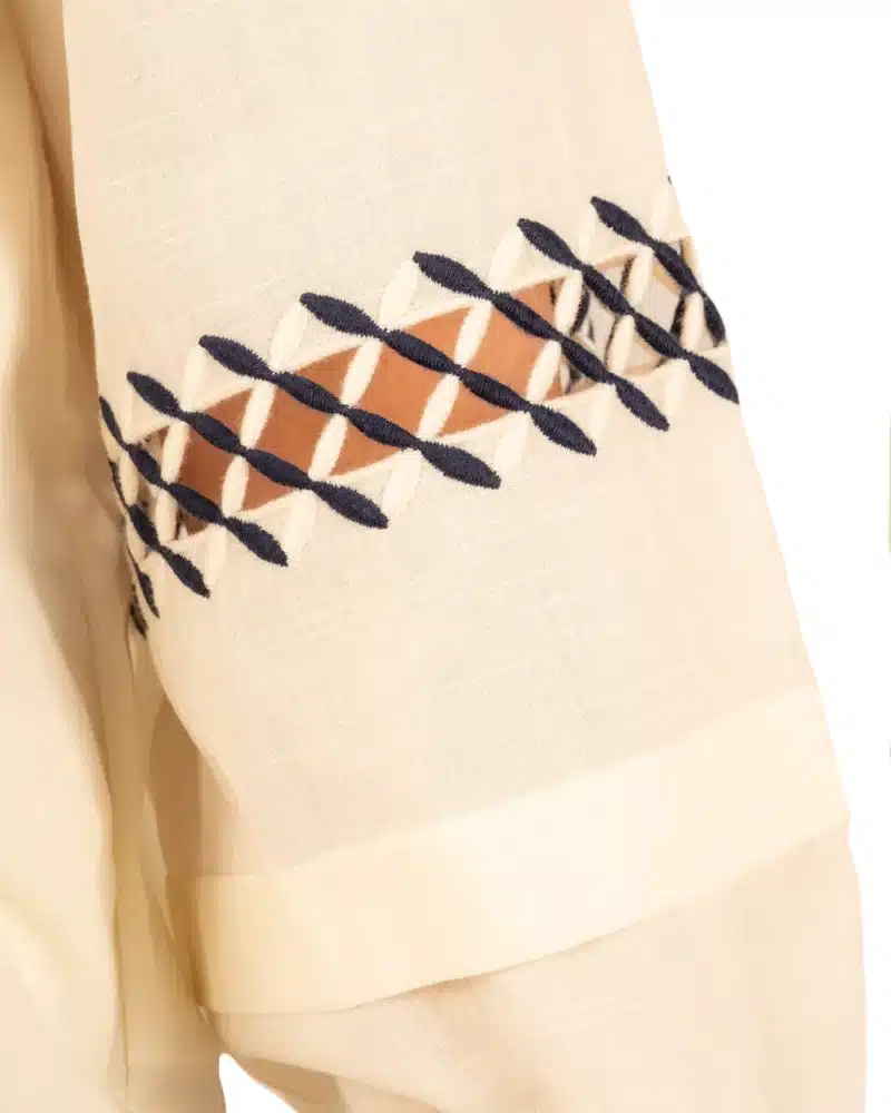 Lichtbeige blouse met geborduurde accenten van LuEn Studios - Afbeelding 5