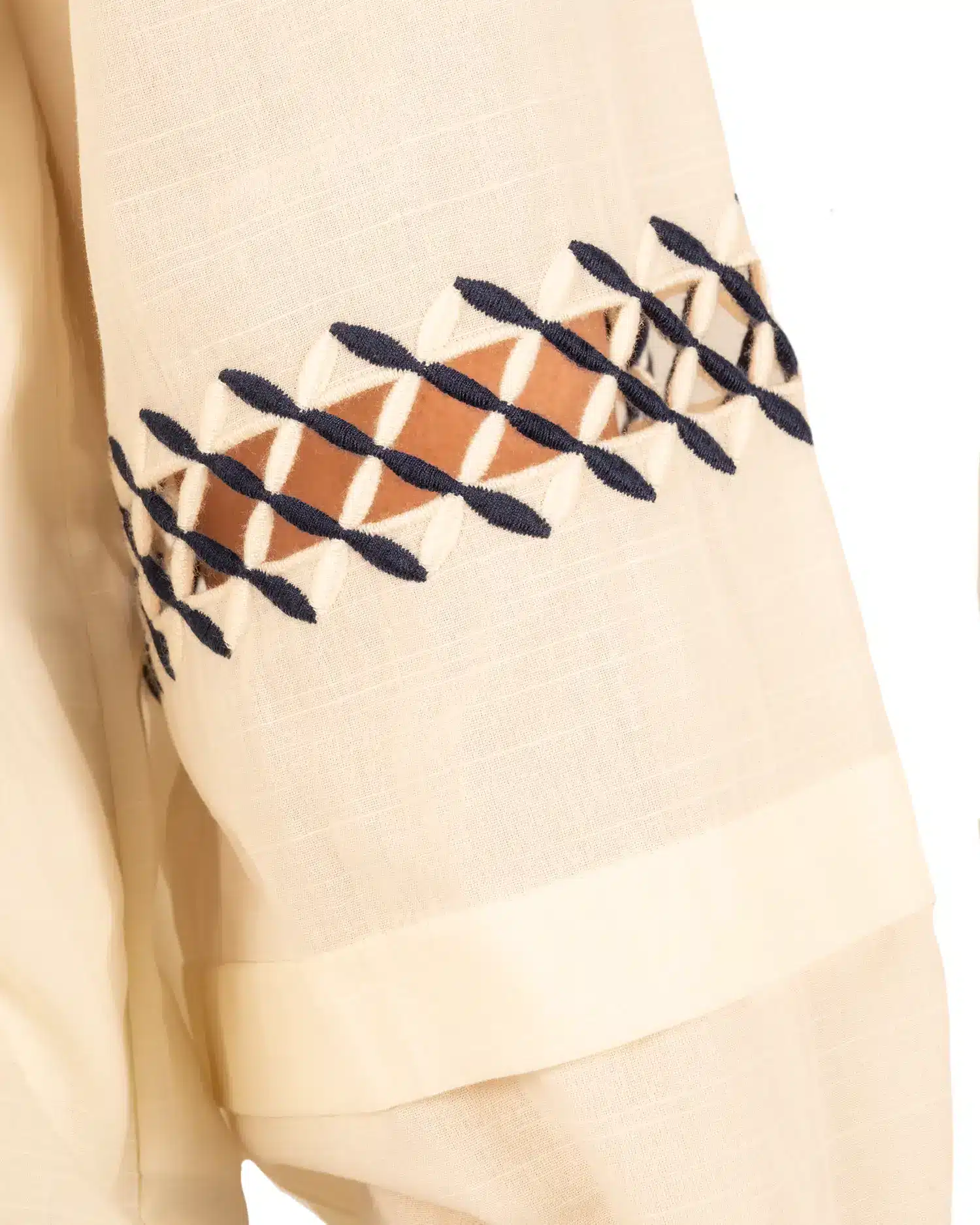 Lichtbeige blouse met geborduurde accenten van LuEn Studios - Afbeelding 5
