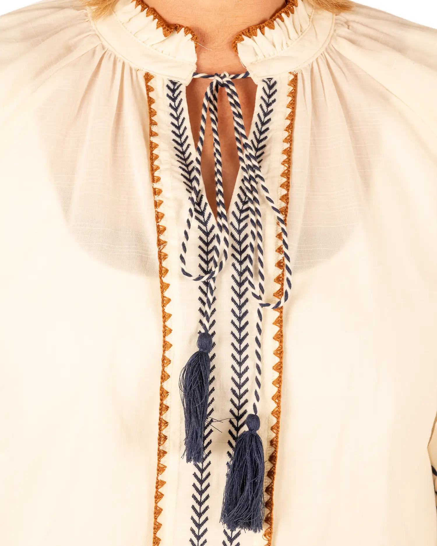Lichtbeige blouse met geborduurde accenten van LuEn Studios - Afbeelding 4