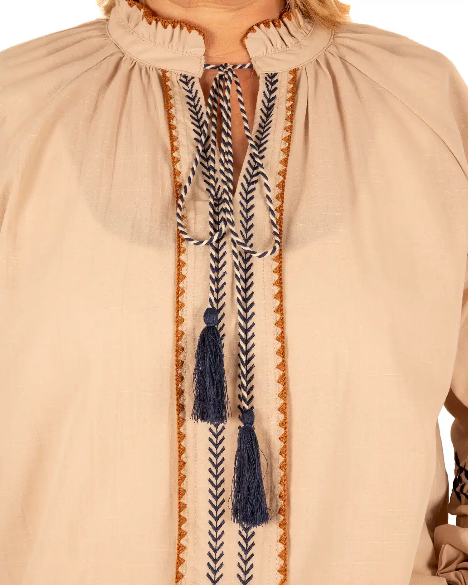 Donkerbeige blouse met geborduurde accenten van LuEn Studios - Afbeelding 4