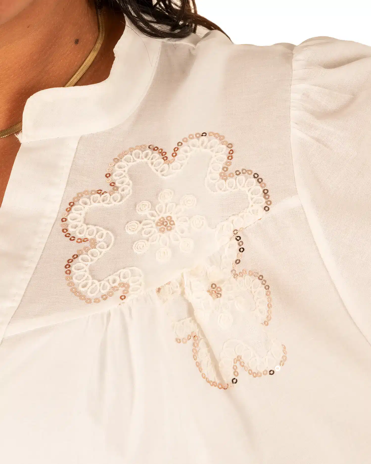 Witte blouse met bloemen en pailletten van Gemma Ricceri - Afbeelding 4