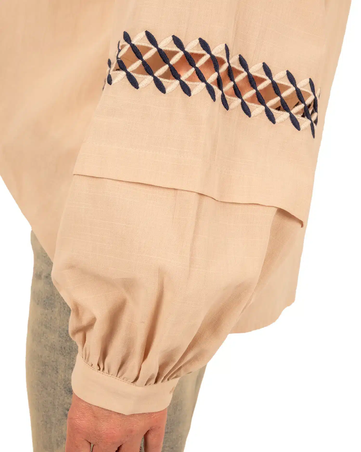 Donkerbeige blouse met geborduurde accenten van LuEn Studios - Afbeelding 5