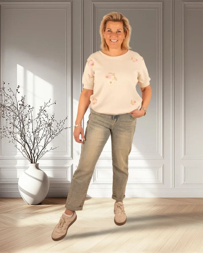 Beige shirt flowers van Gemma Ricceri - Afbeelding 2