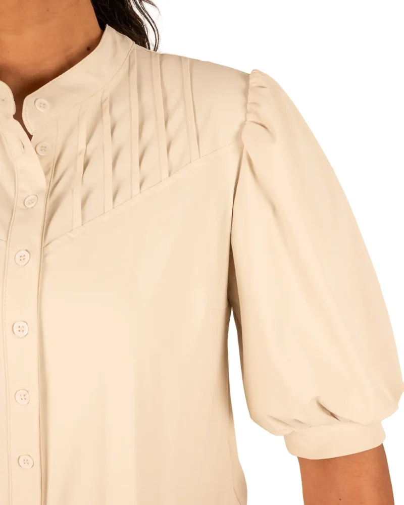 Lichtbeige travelstof blouse korte mouw van Triple Nine - Afbeelding 4