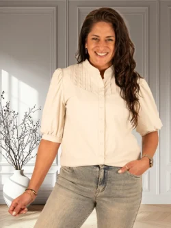 Lichtbeige travelstof blouse korte mouw van Triple Nine