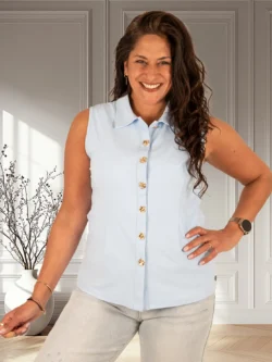 Lichtblauwe mouwloze travelstof blouse van Triple Nine