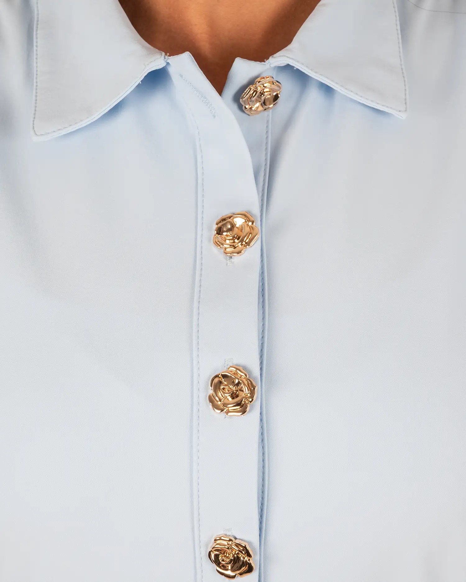 Lichtblauwe mouwloze travelstof blouse van Triple Nine - Afbeelding 3