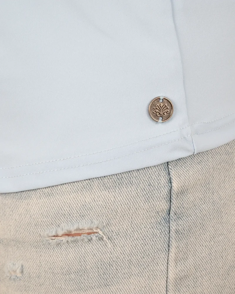 Lichtblauwe mouwloze travelstof blouse van Triple Nine - Afbeelding 4