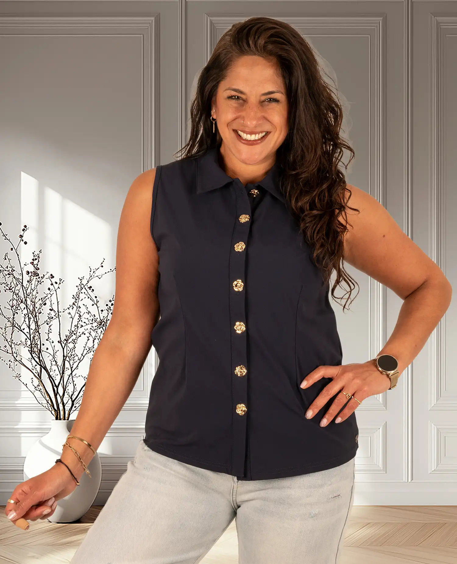 Donkerblauwe mouwloze travelstof blouse van Triple Nine