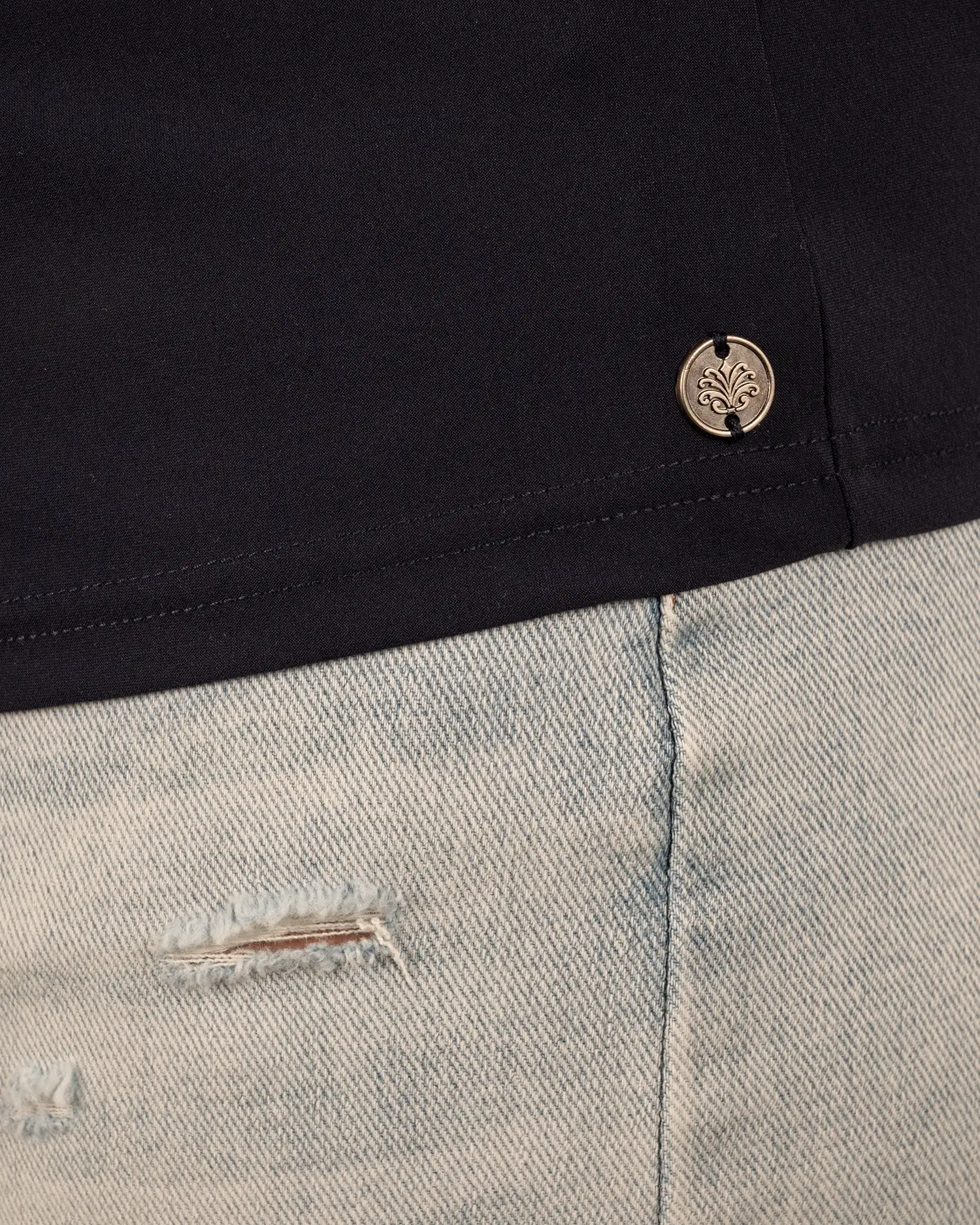 Donkerblauwe mouwloze travelstof blouse van Triple Nine - Afbeelding 5