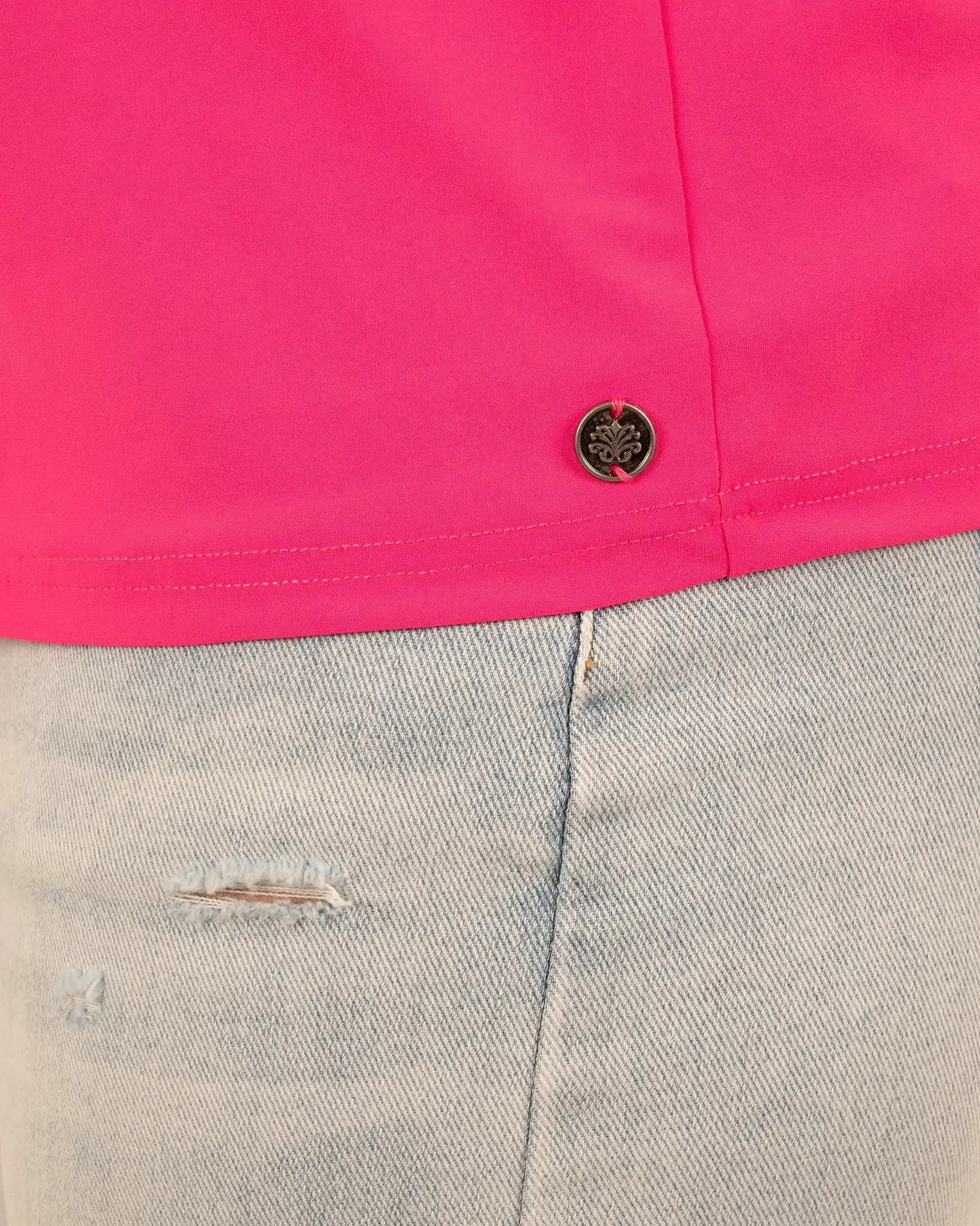 Fuchsia mouwloze travelstof blouse van Triple Nine - Afbeelding 5