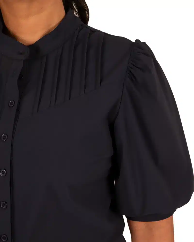 Donkerblauwe travelstof blouse korte mouw van Triple Nine - Afbeelding 4