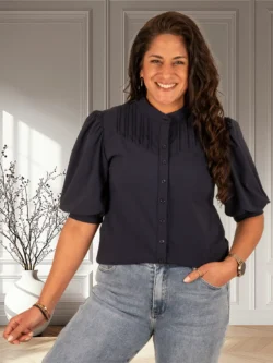 Donkerblauwe travelstof blouse korte mouw van Triple Nine