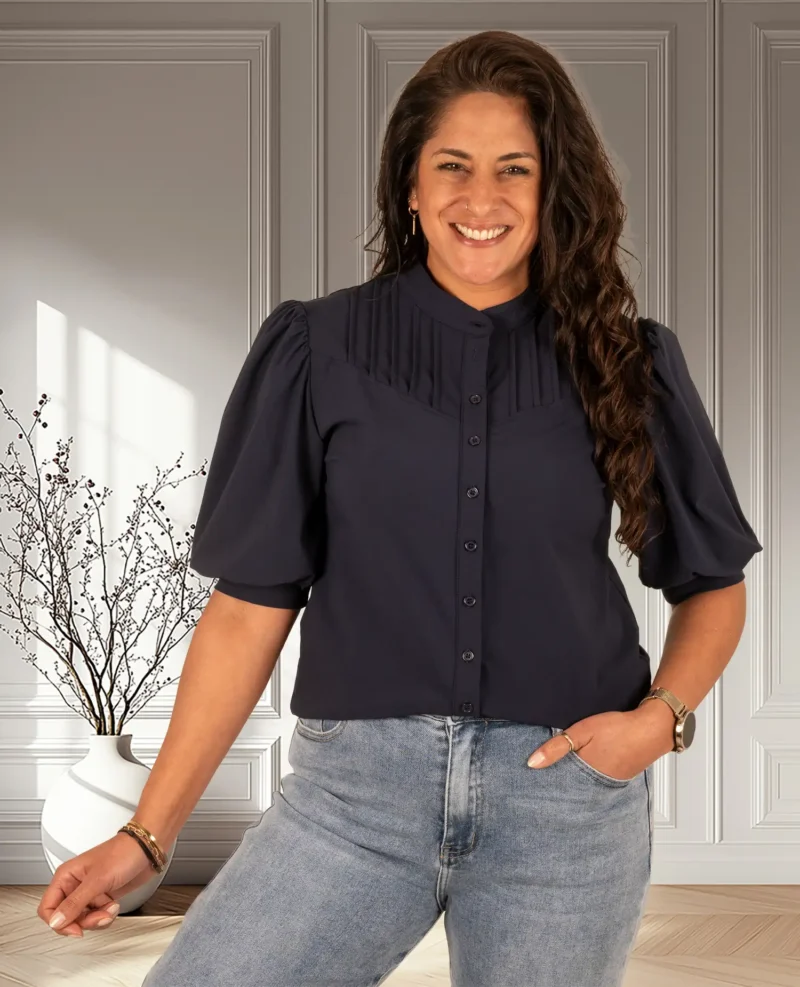 Donkerblauwe travelstof blouse korte mouw van Triple Nine