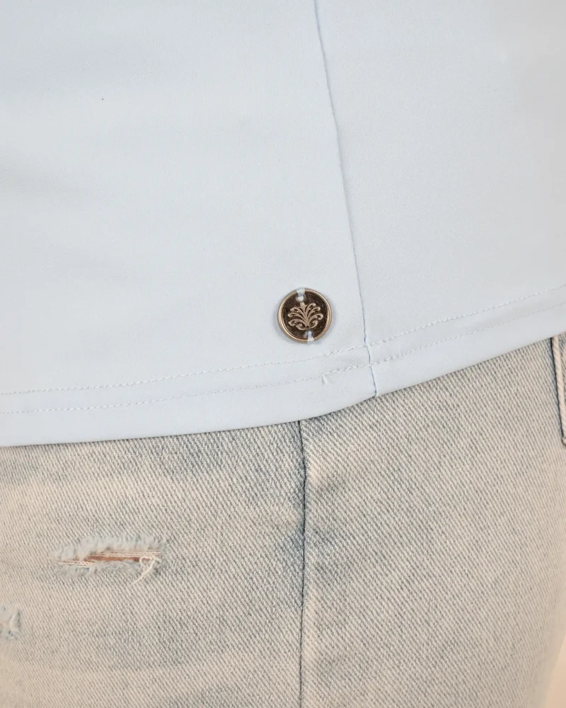Lichtblauwe travelstof poloblouse van Triple Nine - Afbeelding 6